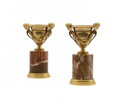 Paire de bougeoirs en bronze doré et jaspe de Sicile