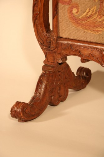 18th century - Carved and openwork walnut mantel screen