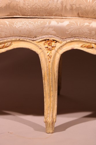 18th century - A french Louis XV Lacquered and gilded &quot;Canapé à oreille&quot;
