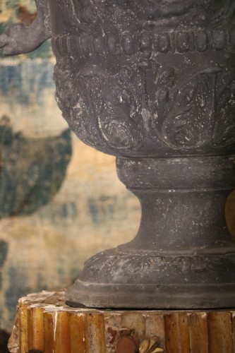 Objet de décoration  - Paire de vases de forme Médicis en plomb