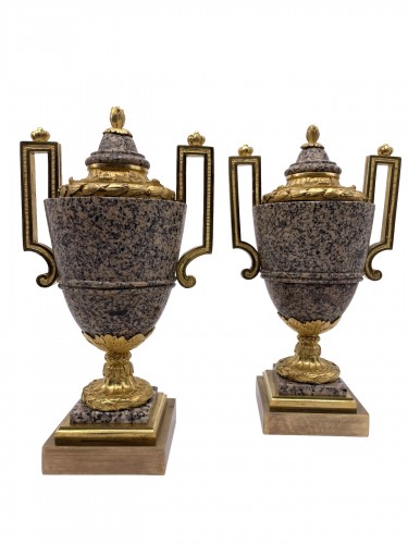 Paire de vases à l’antique en granite et en bronze doré