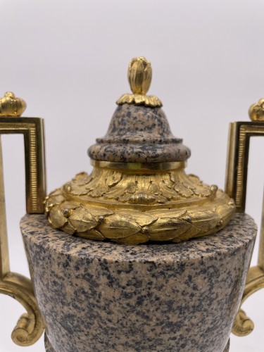 Objet de décoration Cassolettes, coupe et vase - Paire de vases à l’antique en granite et en bronze doré