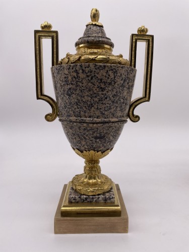 XVIIIe siècle - Paire de vases à l’antique en granite et en bronze doré