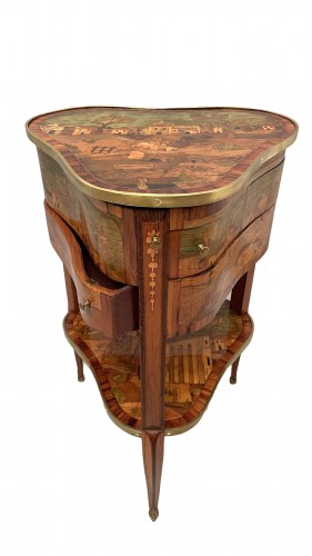 Table de toilette forme de coeur estampillée Joseph Schmitz