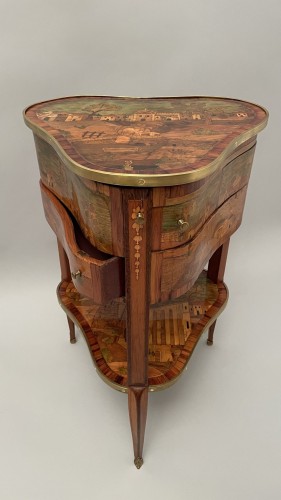 Transition - Table de toilette forme de coeur estampillée Joseph Schmitz