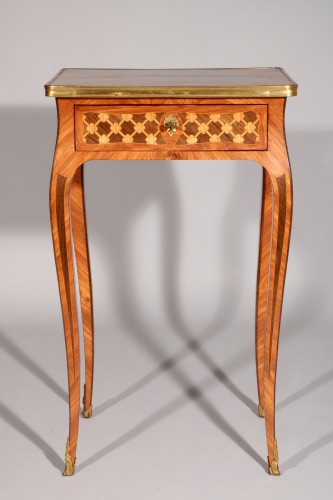 XVIIIe siècle - Petite table volante marquetée de treillage à feuilles quadrilobées