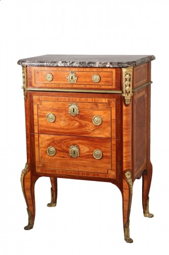 Petite commode marquetée estampillée de Jean Henri Riesener