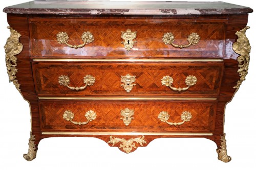 Rare commode dite en sarcophage