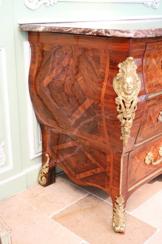 Rare commode dite en sarcophage - 