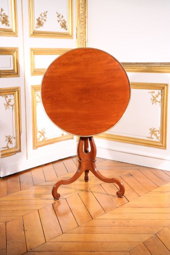 Furniture  - Mahogany tilting pedestal table stamped by Jean-Henri Riesener