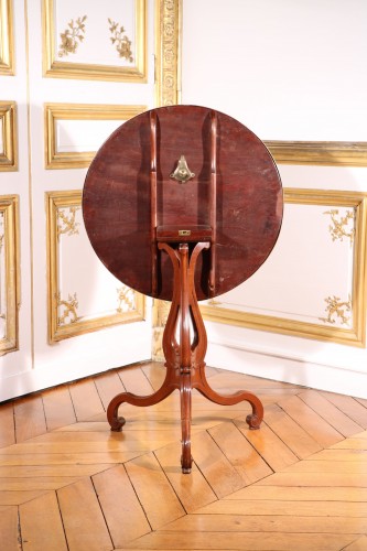 Mahogany tilting pedestal table stamped by Jean-Henri Riesener - 