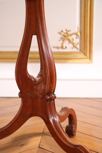 18th century - Mahogany tilting pedestal table stamped by Jean-Henri Riesener