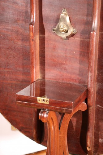 Antiquités - Mahogany tilting pedestal table stamped by Jean-Henri Riesener