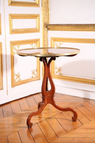 Antiquités - Mahogany tilting pedestal table stamped by Jean-Henri Riesener