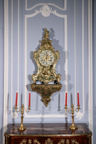 Impressionnant cartel et sa console « aux cinq couleurs » - Horlogerie Style Louis XV