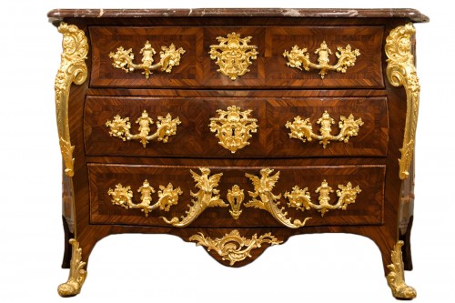 Curved chest of drawers attributed to "Maître aux pagodes"