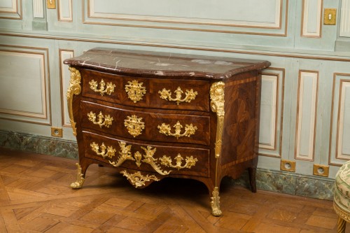 Curved chest of drawers attributed to &quot;Maître aux pagodes&quot; - Furniture Style French Regence