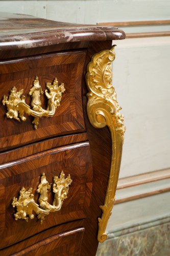 Furniture  - Curved chest of drawers attributed to &quot;Maître aux pagodes&quot;