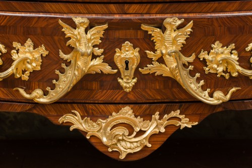 18th century - Curved chest of drawers attributed to &quot;Maître aux pagodes&quot;