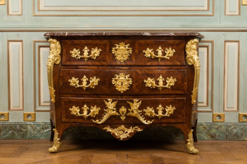 French Regence - Curved chest of drawers attributed to &quot;Maître aux pagodes&quot;