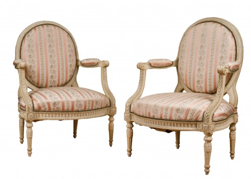 Paire de fauteuils à la reine laqués crème estampillée Poirier