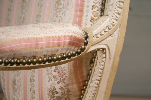 XVIIIe siècle - Paire de fauteuils à la reine laqués crème estampillée Poirier