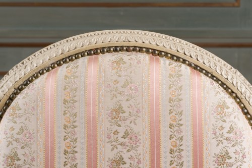 Louis XVI - Paire de fauteuils à la reine laqués crème estampillée Poirier