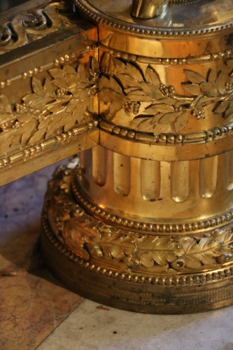 Louis XVI - Paire de chenets Louis XVI en bronze doré