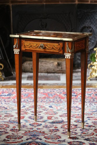 Petite table marquetée attribuée à Charles Topino - Mobilier Style Louis XVI
