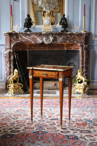 Louis XVI - Petite table marquetée attribuée à Charles Topino