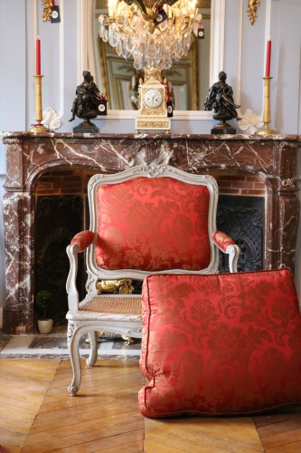 Large fauteuil laqué gris à la reine avec son dossier à châssis - Sièges Style Louis XV