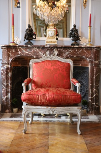 Sièges Fauteuil & Bergère - Large fauteuil laqué gris à la reine avec son dossier à châssis