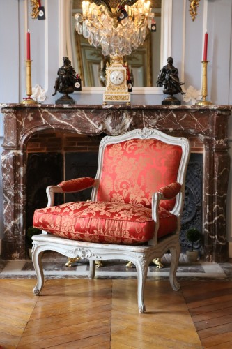 Antiquités - Large fauteuil laqué gris à la reine avec son dossier à châssis
