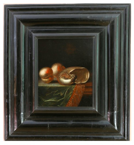 Nautile nacré et pêches sur un entablement, attribué à Sebastian Stoskopff (1597-1657)