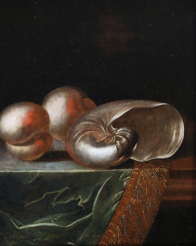 Nautile nacré et pêches sur un entablement, attribué à Sebastian Stoskopff (1597;1657) - Tableaux et dessins Style Louis XIII