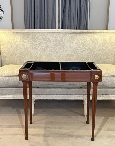 A late Louis XV solid mahogany games table by Denis Louis Ancellet, by 1770 - Louis XVI