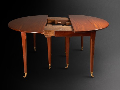 18th century - A Louis XVI solid mahogany extending dining table