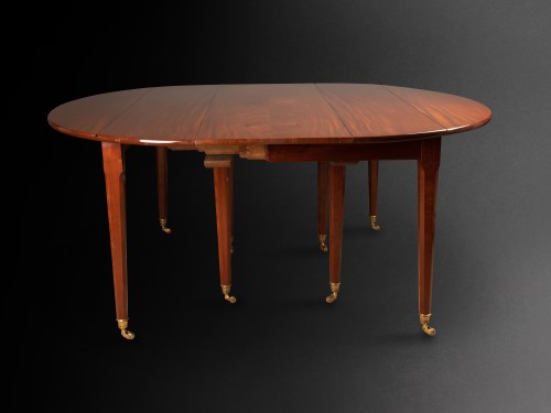 Louis XVI - A Louis XVI solid mahogany extending dining table