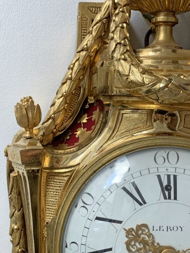 Cartel en bronze ciselé et doré à vase et guirlandes vers 1770 par Le Roy - Horlogerie Style Transition