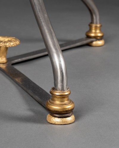 XIXe siècle - Paire de guéridons en acier poli et bronze doré