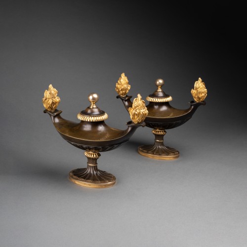 A pair of Regency oil lamp form candlesticks - Gilded and patinated bronze - 