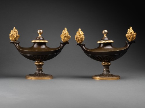 19th century - A pair of Regency oil lamp form candlesticks - Gilded and patinated bronze