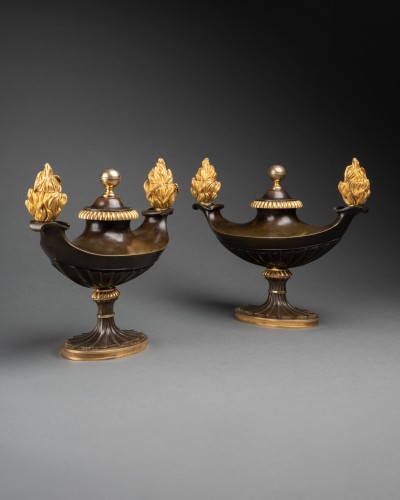 A pair of Regency oil lamp form candlesticks - Gilded and patinated bronze - Empire
