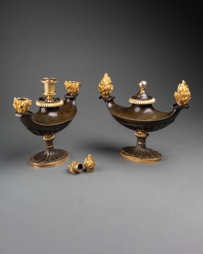 Empire - A pair of Regency oil lamp form candlesticks - Gilded and patinated bronze