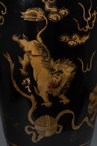 Asian Works of Art  - A tall export papier mache vase. China, Qing dynasty 19th century