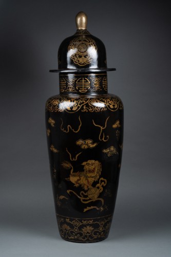  - A tall export papier mache vase. China, Qing dynasty 19th century