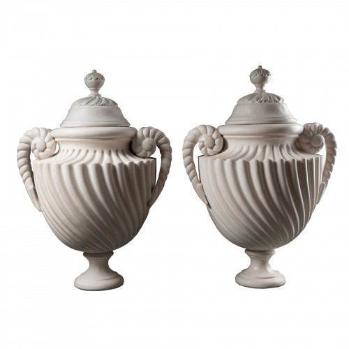 Paire de vases couverts à côtes torses en bois sculpté et laqué blanc