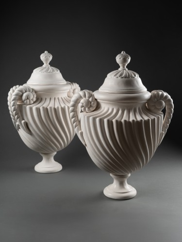 Paire de vases couverts à côtes torses en bois sculpté et laqué blanc - Objet de décoration Style 