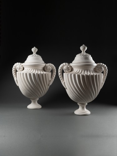Paire de vases couverts à côtes torses en bois sculpté et laqué blanc - Galerie Philippe Guegan