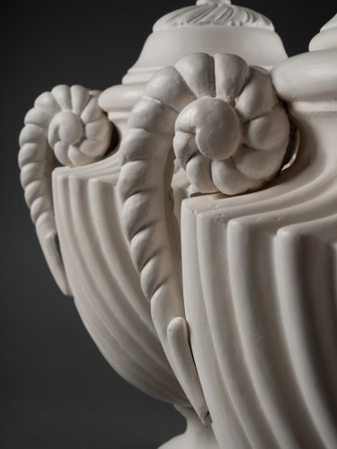 XXe siècle - Paire de vases couverts à côtes torses en bois sculpté et laqué blanc